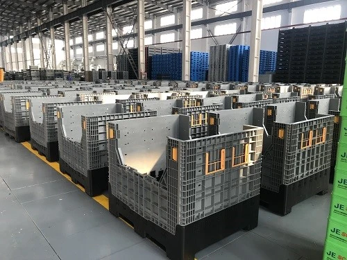collapsible plastic pallet boxes on display in the factory collapsible plastic pallet boxes on display in the factory